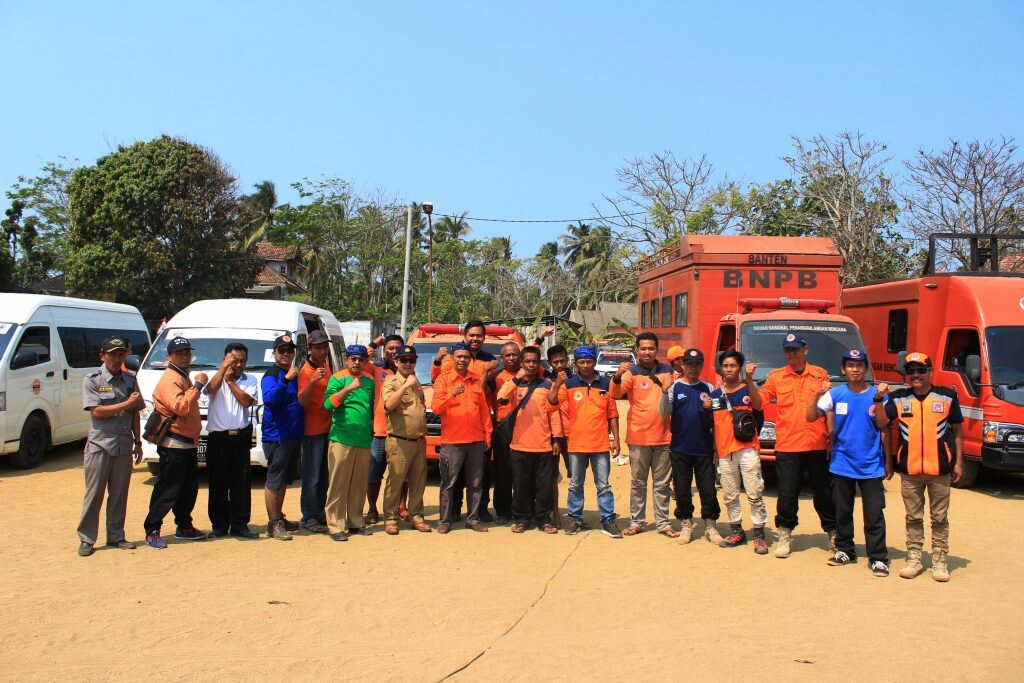 Badan Penanggulangan Bencana Daerah (BPBD) Kabupaten Lebak, Provinsi Banten meminta pengguna kendaraan pribadi mewaspadai jalan rawan longsor di daerahnya.